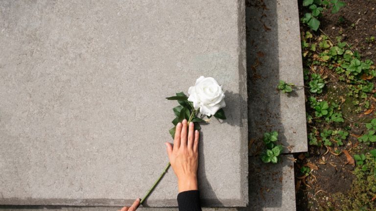 Comment organiser des obsèques civiles ou religieuses sereines ?