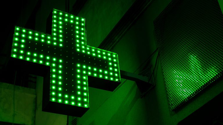 De nombreuses pharmacies de garde à Paris proposent la livraison à domicile