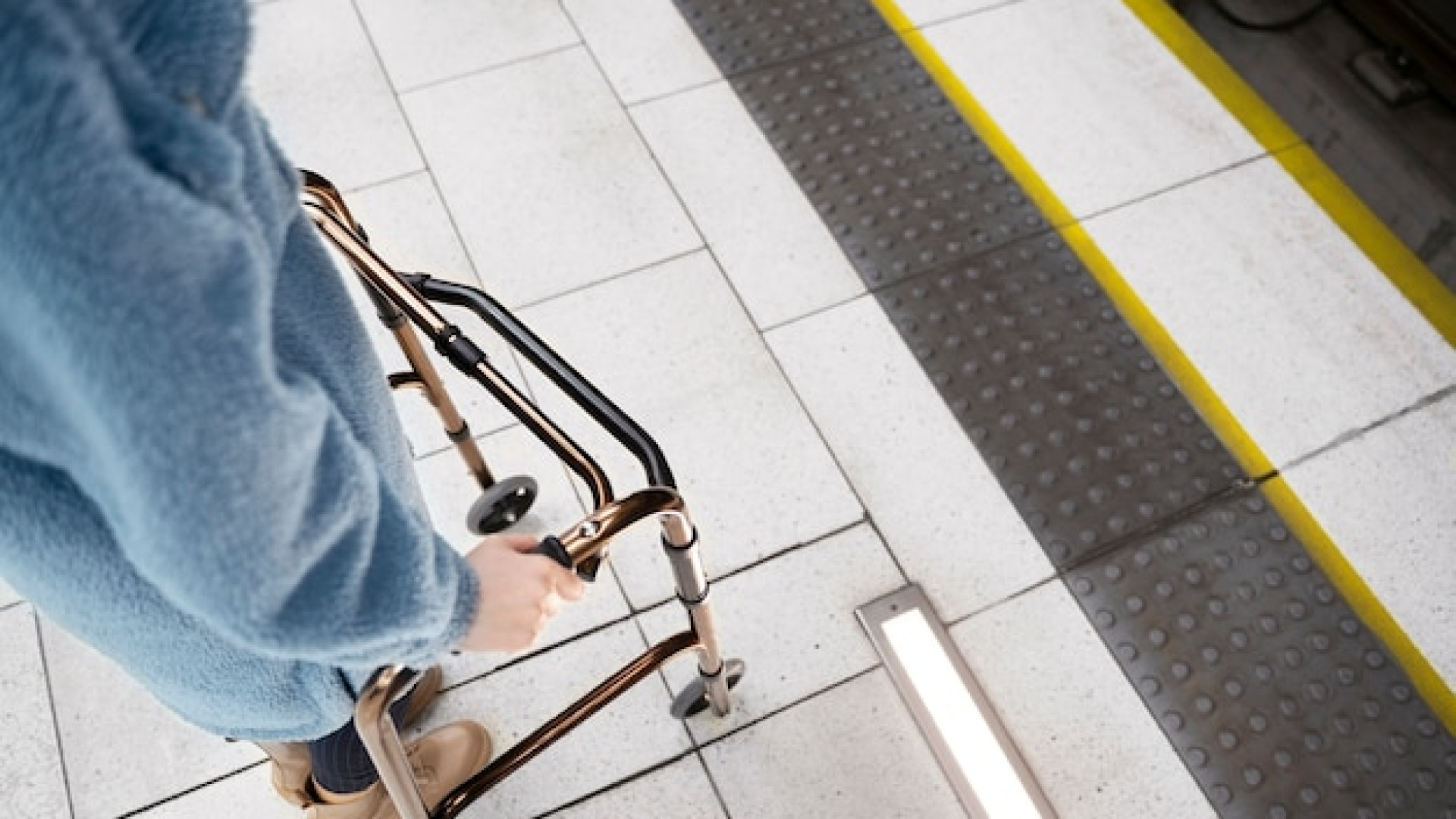 Mobilité améliorée : pourquoi choisir un déambulateur 4 roues léger et pliable ?