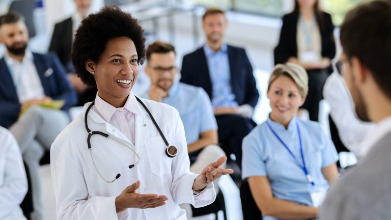 Booster sa carrière grâce aux formations en santé